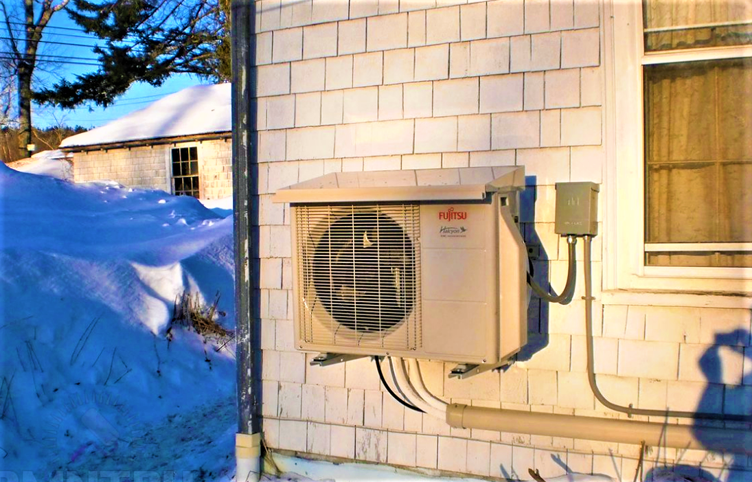 100. 100. дом с системой отопления в разрезе. отопление дачного домика. тепловой насос и солнечный коллектор.