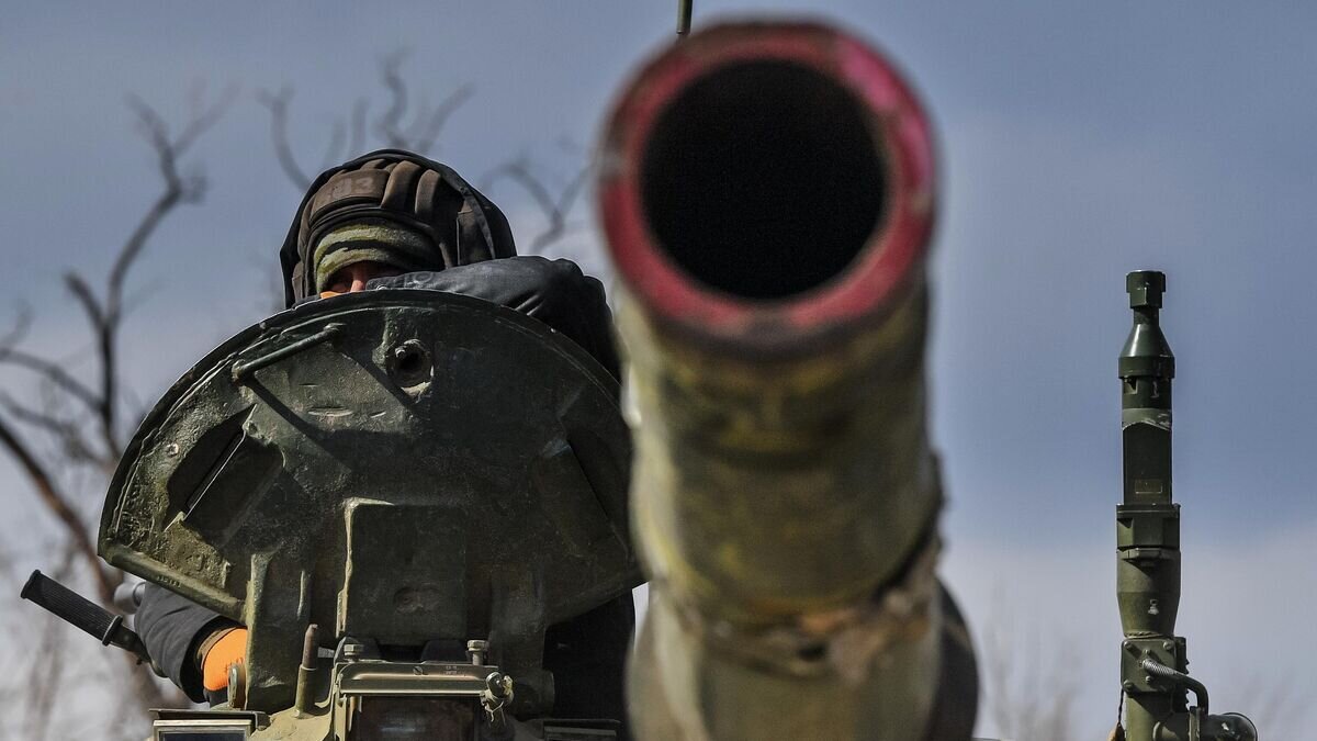    Военнослужащий Народной милиции ЛНР в танке на одной из улиц Мариупол© РИА Новости / Алексей Куденко