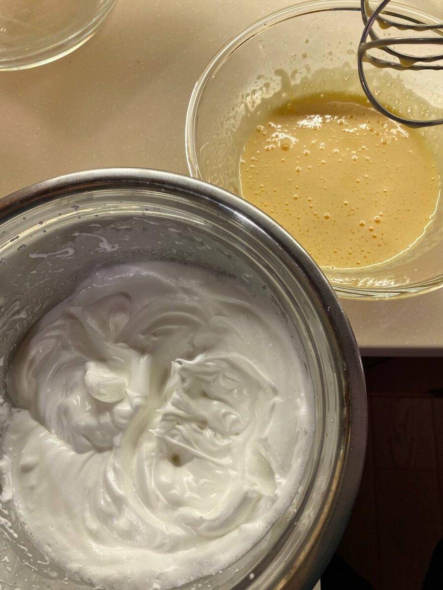 Взбиваем отдельно белки от желтковой массы