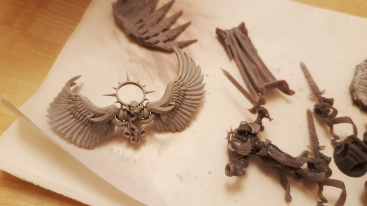 Это процесс покраски фигурок для варгеймов. Пост о нем я сделаю в следующий раз.