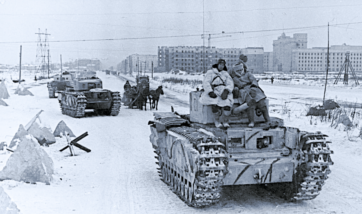 Из-за острой нехватки техники красноармейцы использовали и презенты из-за рубежа. На фото боевые машины Mk IV "Черчилль" на фоне Дома Советов в Ленинграде.