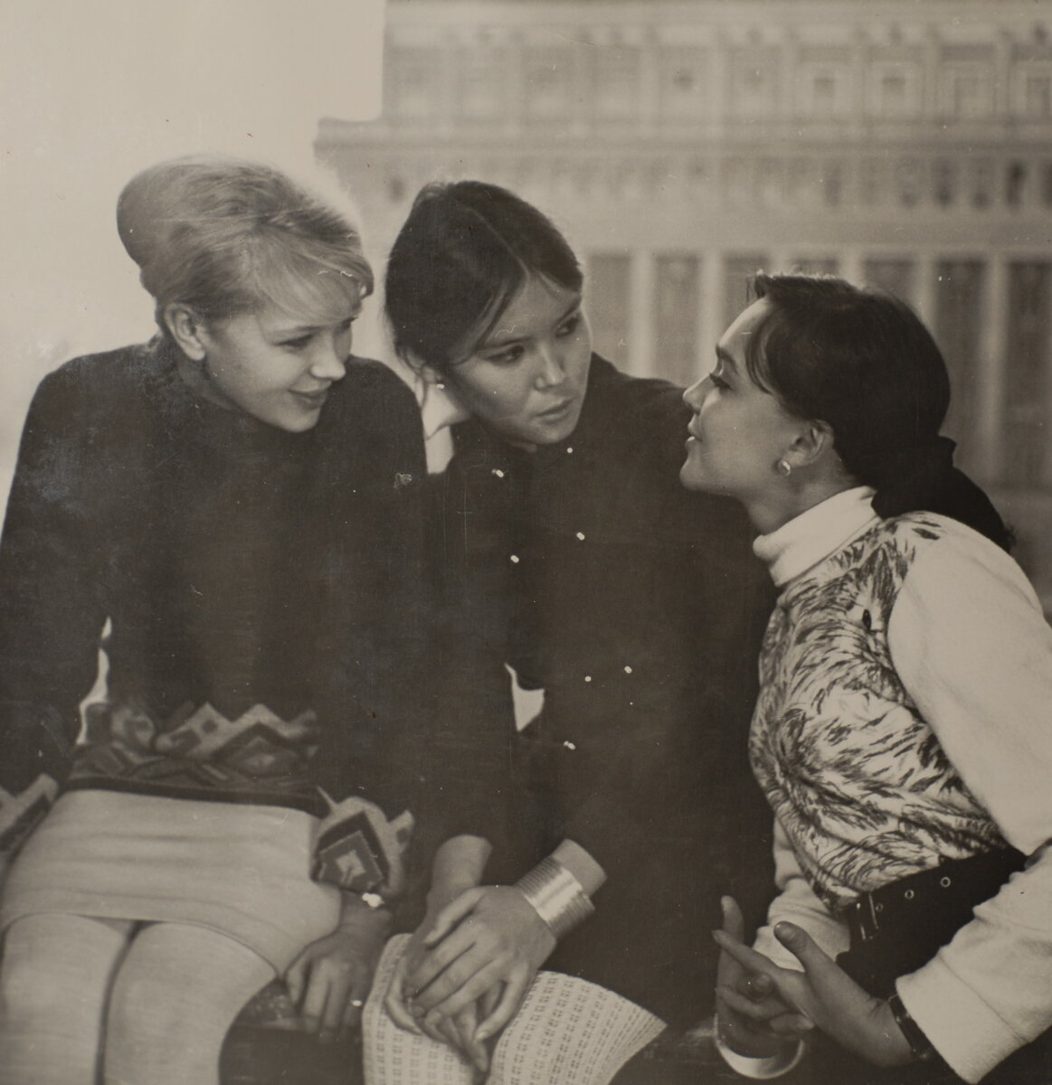 Слева направо: студентки Ирина (Ирэн) Азер, Наталья Аринбасарова и Наталья Гвоздикова