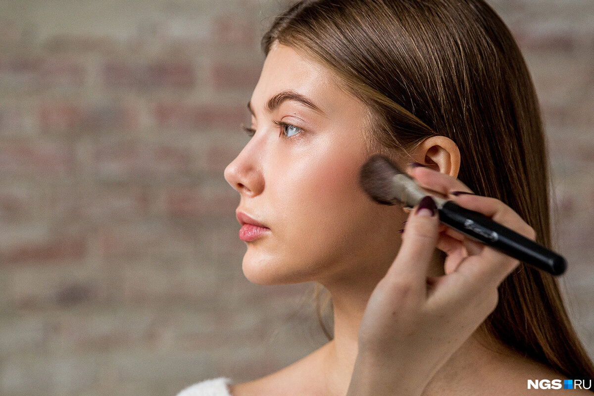     Макияж может сделать вас моложе, а иногда и наоборот    
 Фото: Александр Ощепков / NGS.RU