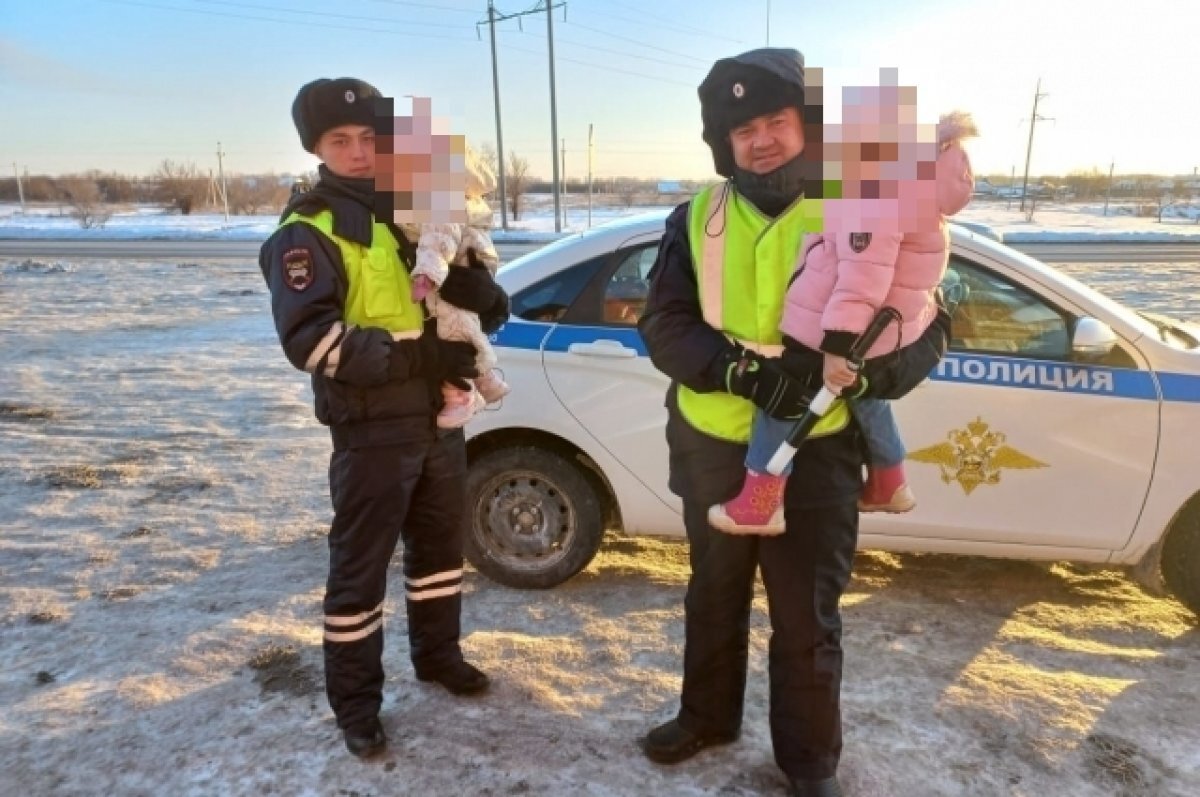    На трассе в Беляевском районе спасли семью с двумя детьми на заглохшем авто.