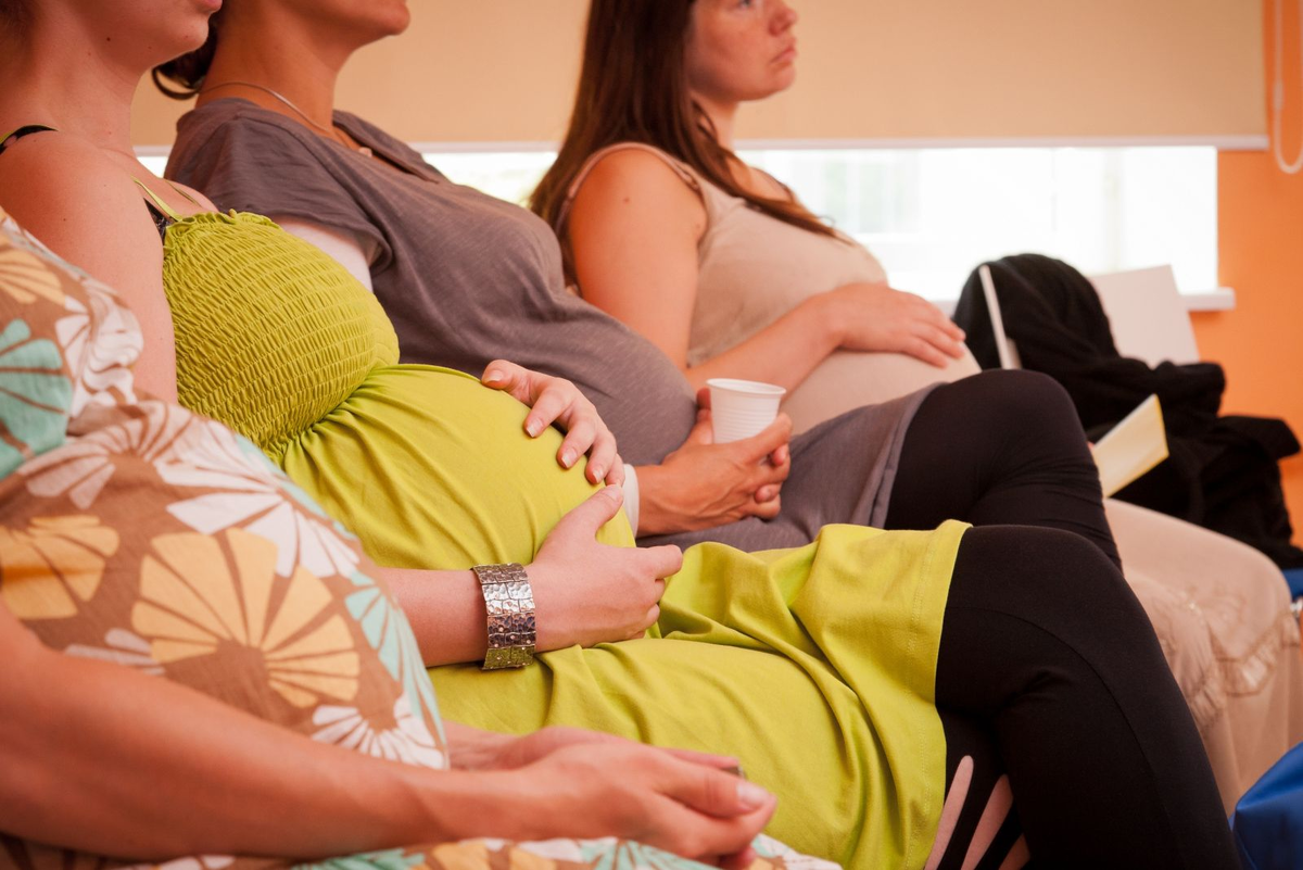 Роды курс для беременных. Беременные женщины. Много беременных женщин. Беременные женщины несколько. Беременные в очереди.