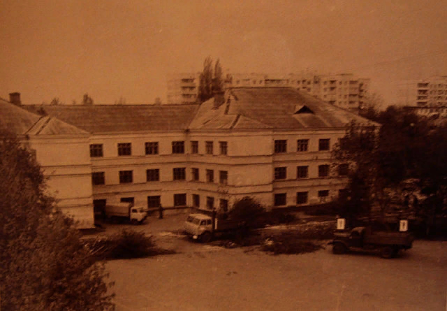 Старый корпус курсантской казармы. Сейчас его нет.