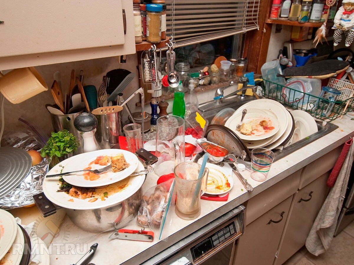 Грязная посуда в столовой