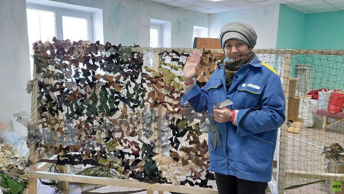     Волонтёр из Туймазинского района вплетает лоскуты ткани в будущую маскировочную сеть / RT