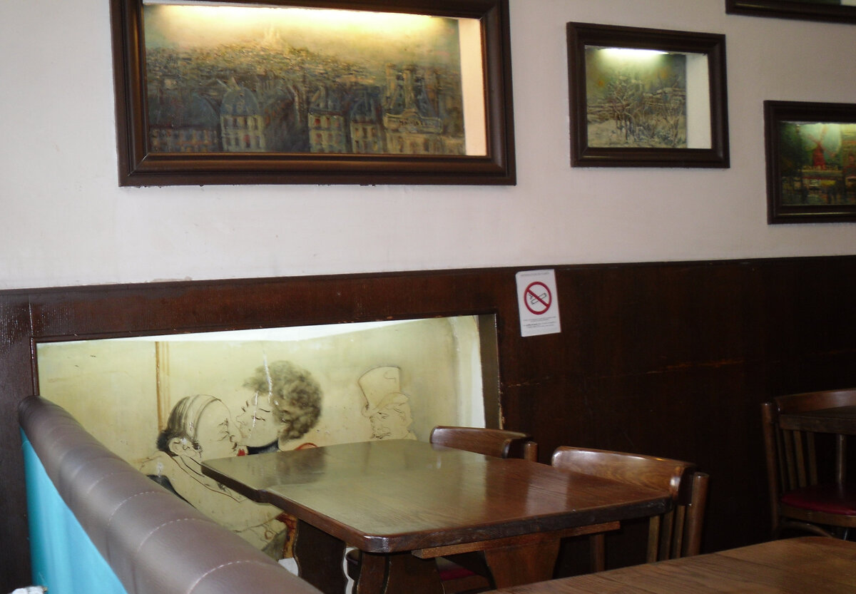Памятное местечко в кафе на Монмартре снято автором поста