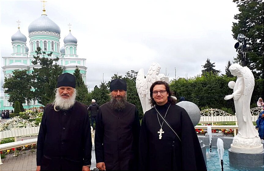 Священнослужители в паломнической поездке в Дивное Дивеево. Фото для примера с сайта almet-eparhia.info, обработка автора