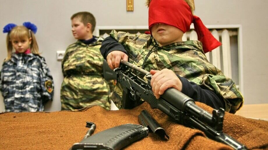     Решением министерства просвещения в новом учебном году к школьным предметам прибавится начальная военная подготовка (НВП). Нет, это будет не урок из советского прошлого с разбором АКМ и противогазом. К занятиям планируют привлекать участников СВО на Украине.