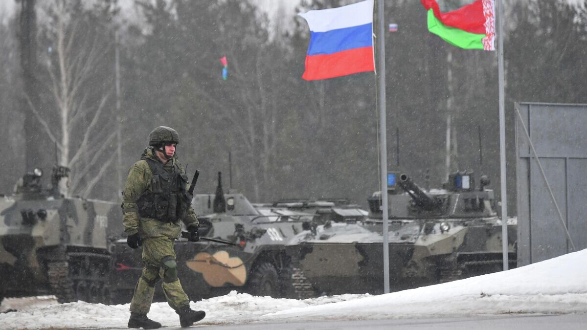    Флаги России и Белоруссии на полигоне "Осиповичский" во время учений "Союзная решимость-2022"© Sputnik / Виктор Толочко