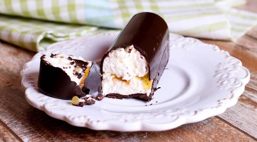 Маленький кусочек - себе в ротишку. А остальное? На помойку?