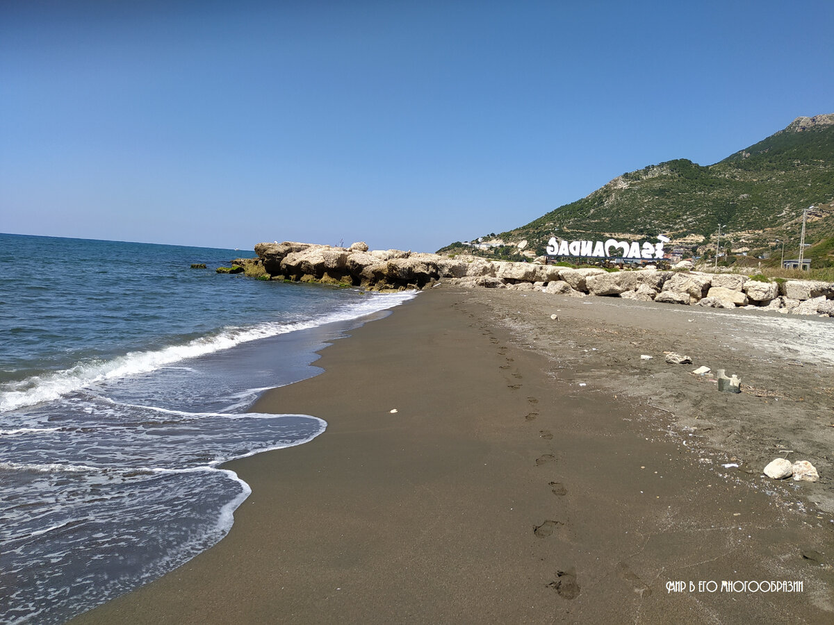 Ещё можно увидеть остатки пирса, крепостных стен и множество пещерных "квартир" по периметру города