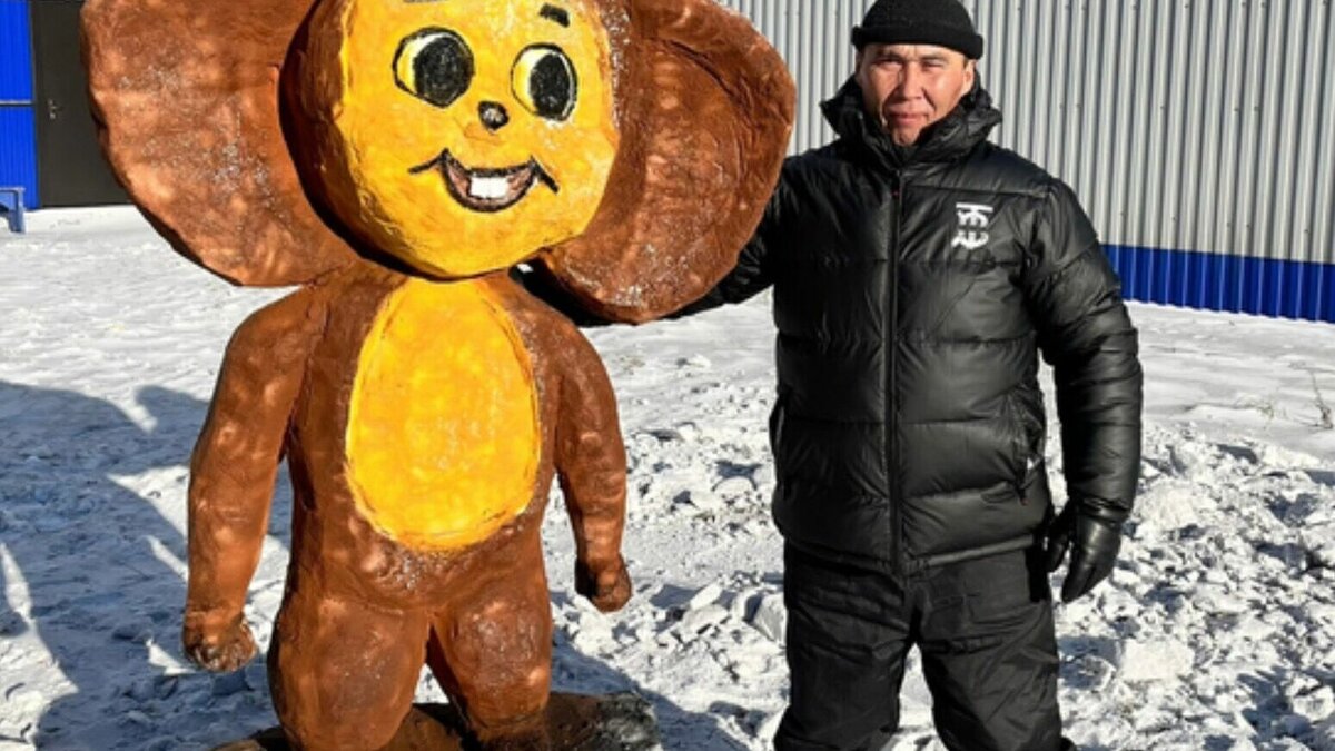     Ранее Эдуард Абдрахимов создавал скульптуры Волка и Зайца из мультфильма «Ну, погоди», а также делал макет Удинского острога.