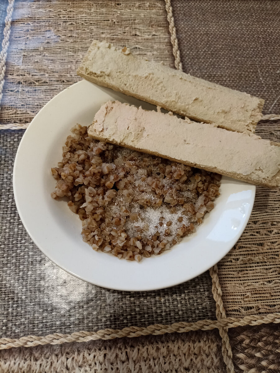 Гречка с сахаром и 2 хлебца с печенью трески. 