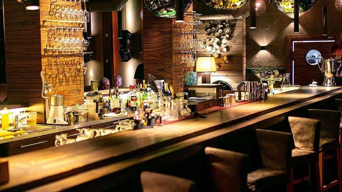     Ресторан «Марусовка», которых находится в центре Казани на улице Щапова, закрылся на сутки. Как объяснили в социальных сетях заведения, такое решение было принято по техническим причинам.