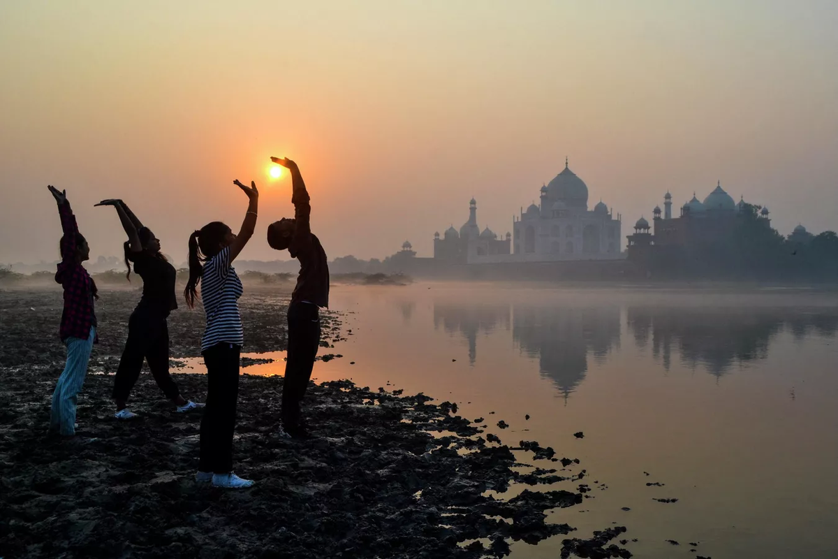 Население индии и китая на 2024. Индия ночью. Река Ямуна в Индии. Берег реки Ямуна. Ямуна река в Индии фото ночь огни.