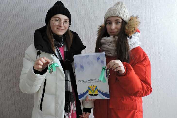    Сестры-погодки Галина и Регина Медведевы из села Улыбино получили по однокомнатной квартире. Фото автора