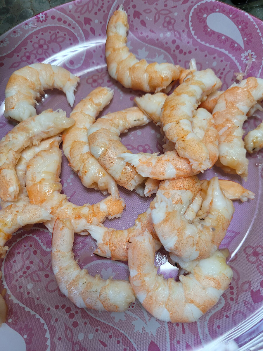 Приготовим креветки-если вы купили готовые, залейте  на два раза ,кипятком.Дать постоять, слить воду.Креветки почистить и полить лимонным соком.