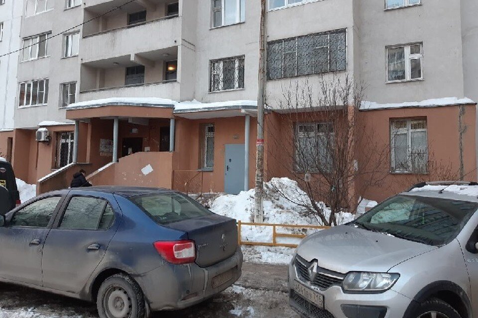     По словам местных жителей, после того как от рук неизвестного метателя пострадало более 10 автомобилей, он переключился на людей. Адель ХИСАМОВ