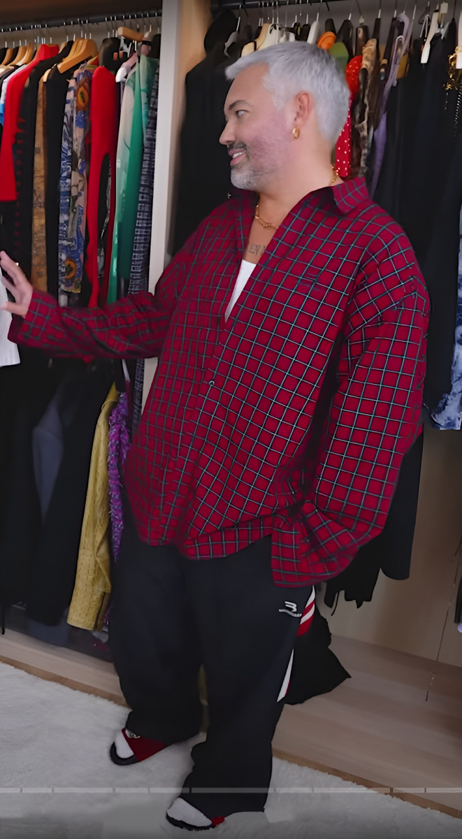 Модный образ от Рогова: носки и шлепки в сочетании широких спортивных штанов и рубахи в клетку