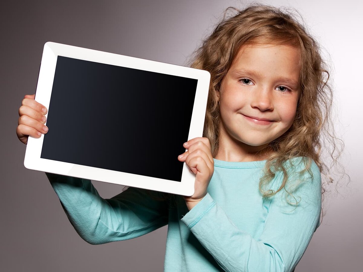 Ipad kid. Планшет для детей. Компьютер для детей. Планшет для девочек. Ребенок с планшетом в руках.
