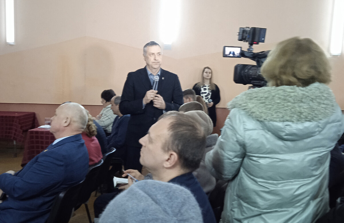 На вопросы жителей Тихановской территории отвечает заместитель главы округа Олег Юрьевич Лихачев