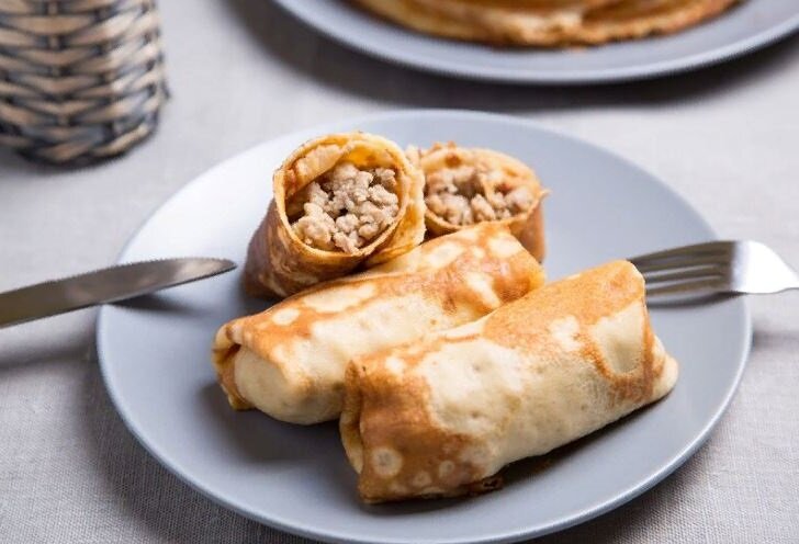 Блинчики с фаршем тоже вкусные. В дополнение можно добавить рис или гречку