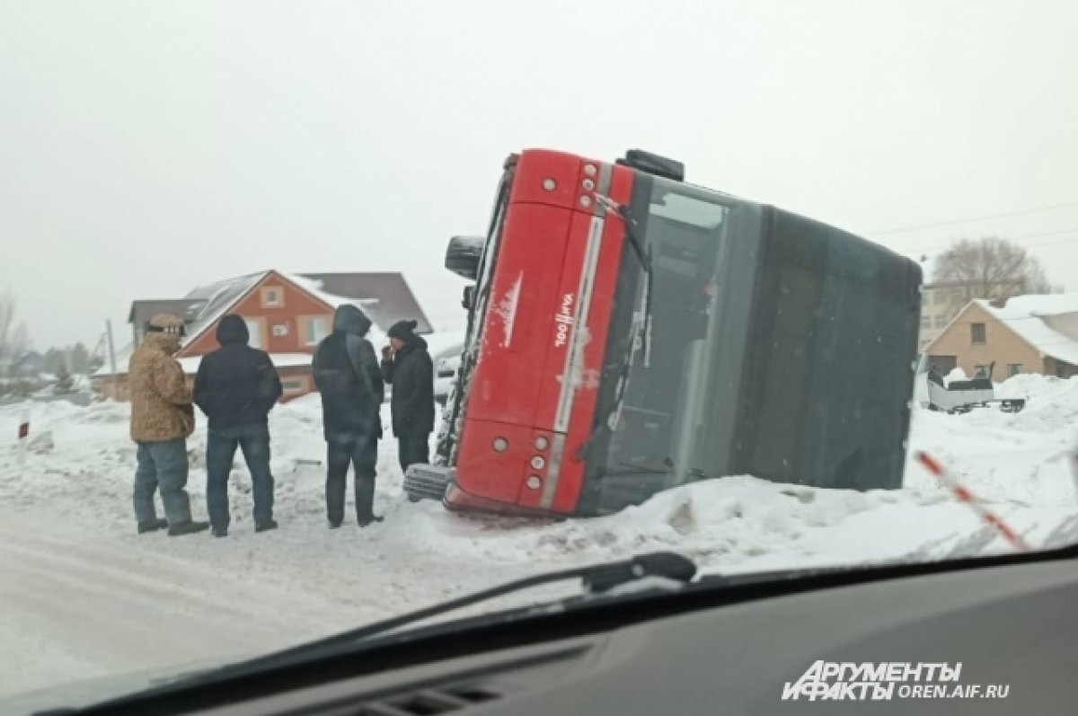    В Оренбуржье у поселка Татарская Каргала перевернулся пассажирский автобус