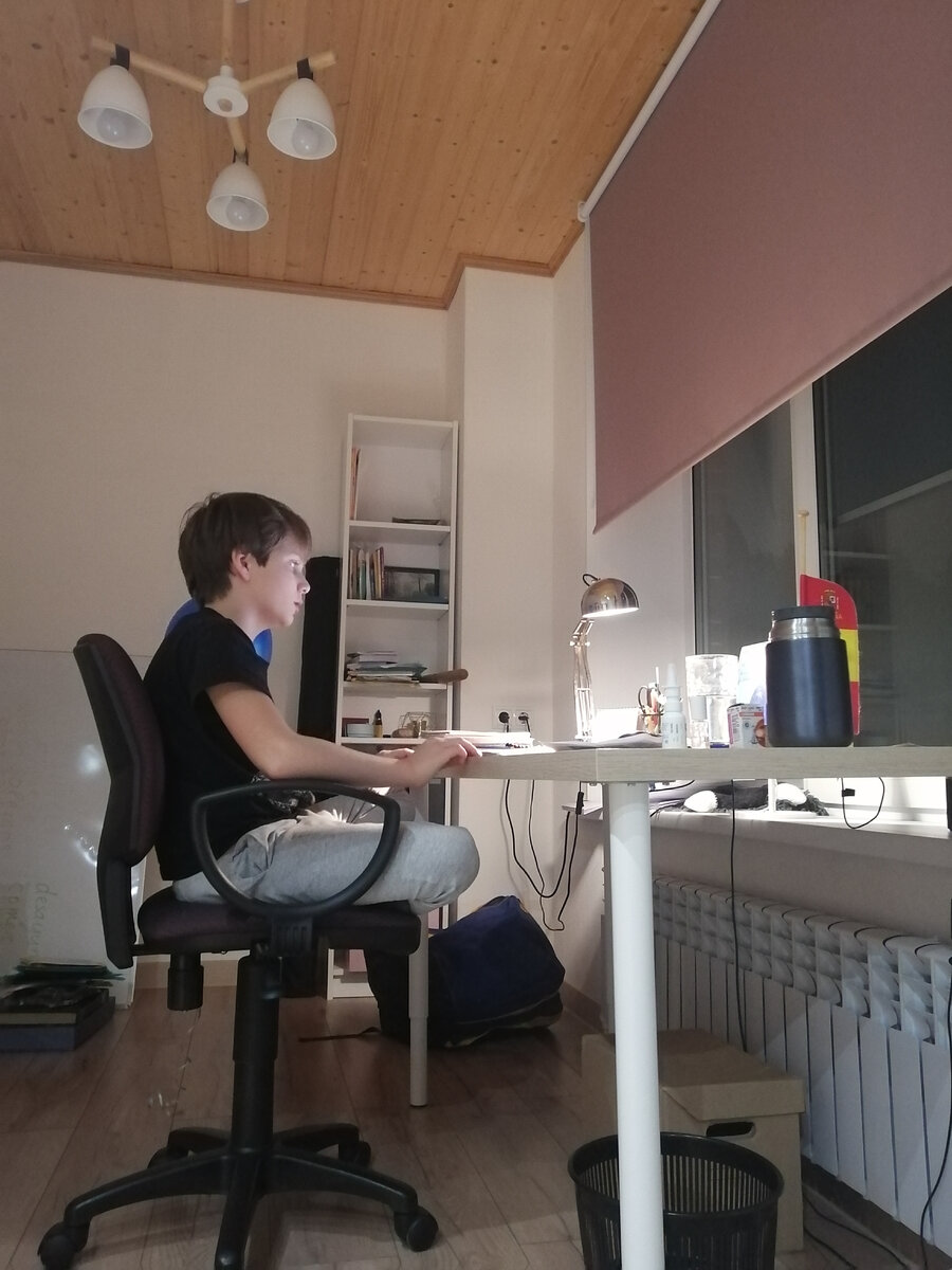 Вадим занимается с Уолтером за моим рабочим местом. 