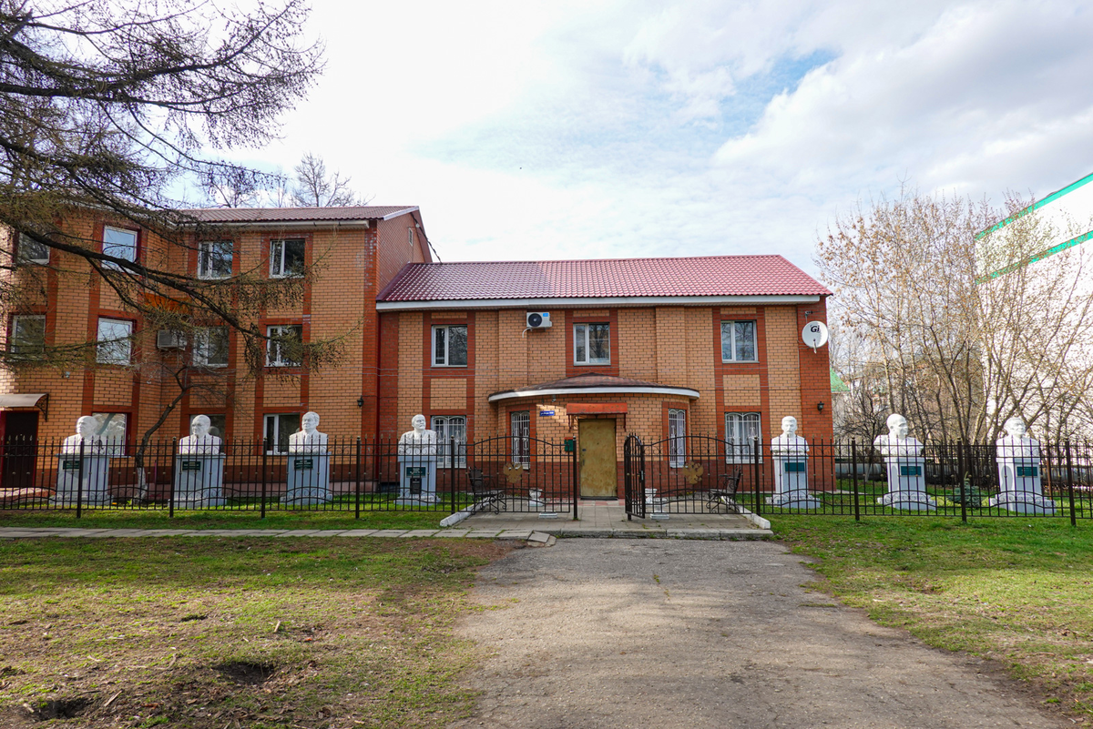 Владимир. Галерея советских вождей. Фото 25.04.2022