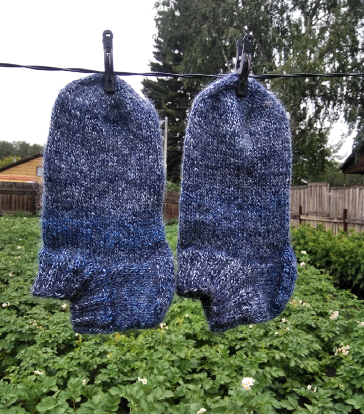 Укороченные носки, они же тапки.