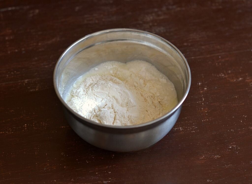 Добавить соль, сахар, муку с разрыхлителем