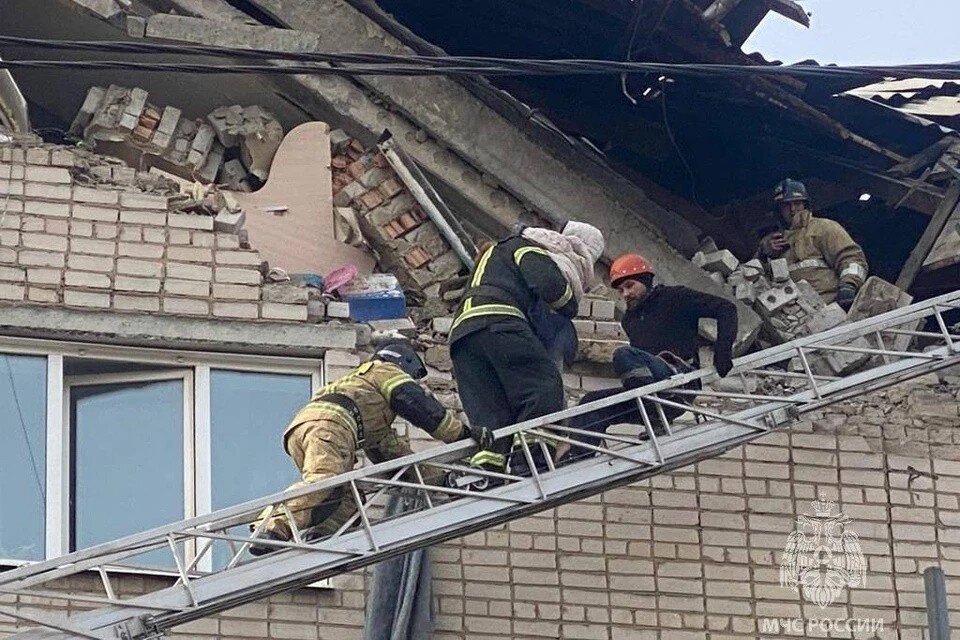     «Все заполнилось пылью, началась паника»: Очевидец рассказал про первые минуты после взрыва газа в пятиэтажке в Чите Фото: ГУ МЧС по Иркутской области