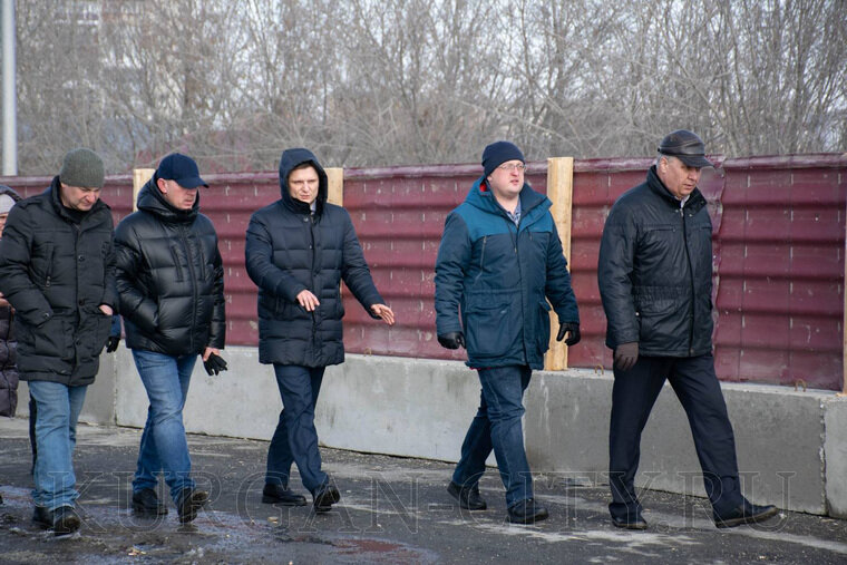    Павел Каргаполов (в центре) проверил ремонты городских мостов