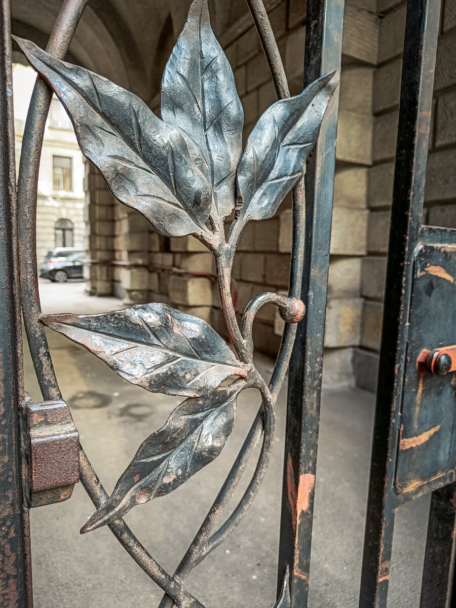 Красивое оформление ворот в арке дома. Интересно разглядывать вблизи такие вещи