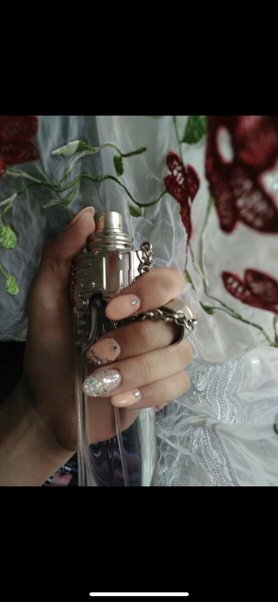 Это наверное САМЫЙ первый раз, когда я попробовала кому-то сделать ногти. Не спрашивайте, как я нашла это фото 😂