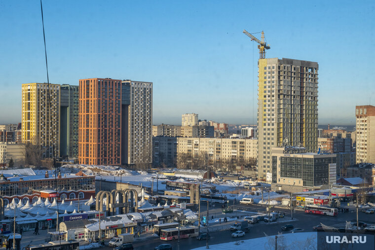    Снег на улицах Перми еще лежит, но его все меньше