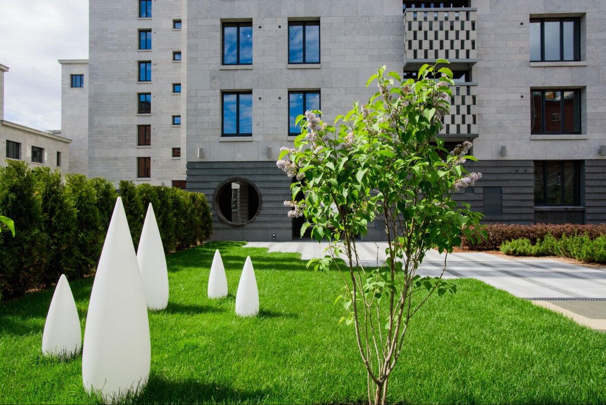 Во дворе высажено много разных растений. Круглый год пахнет хвоей от горный сосен, а весной цветут яблони