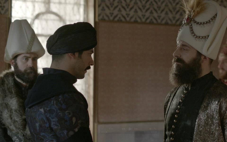      Халит Эргенч и Бурак Озчивит в сериале "Великолепный век"