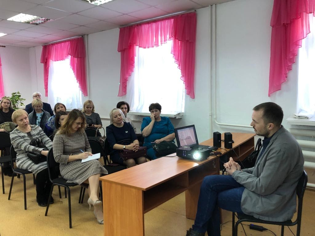 На фото я знакомлю директоров школ с основами проектного управления 