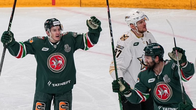    Игроки «Ак Барса» радуются победе над «Адмиралом».пресс-служба «Ак Барса»