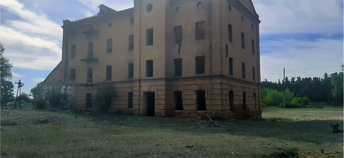 Стены выполнены в лицевой краснокирпичной кладке.