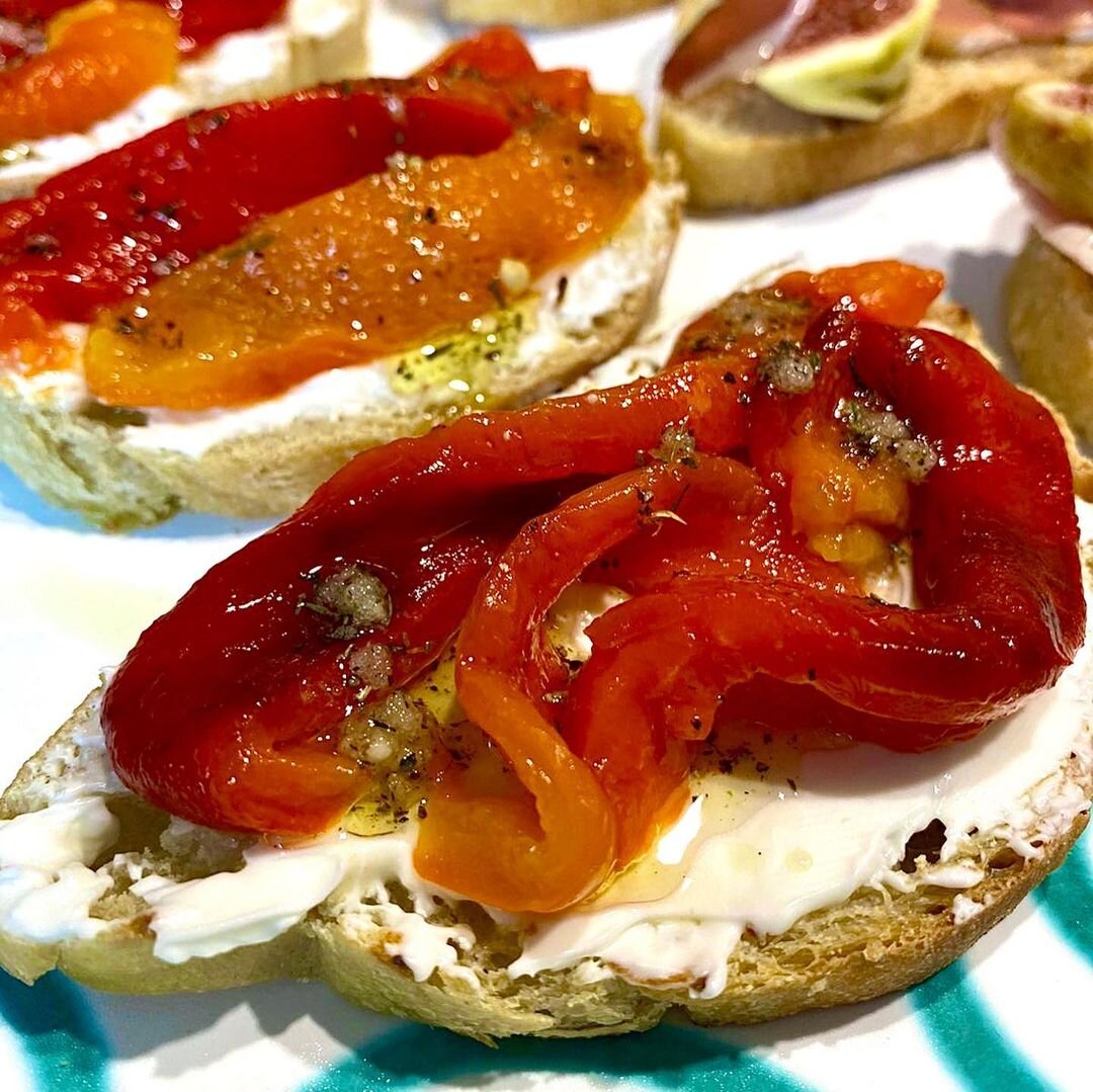 Брускетта с творожным сыром и печеным перцем