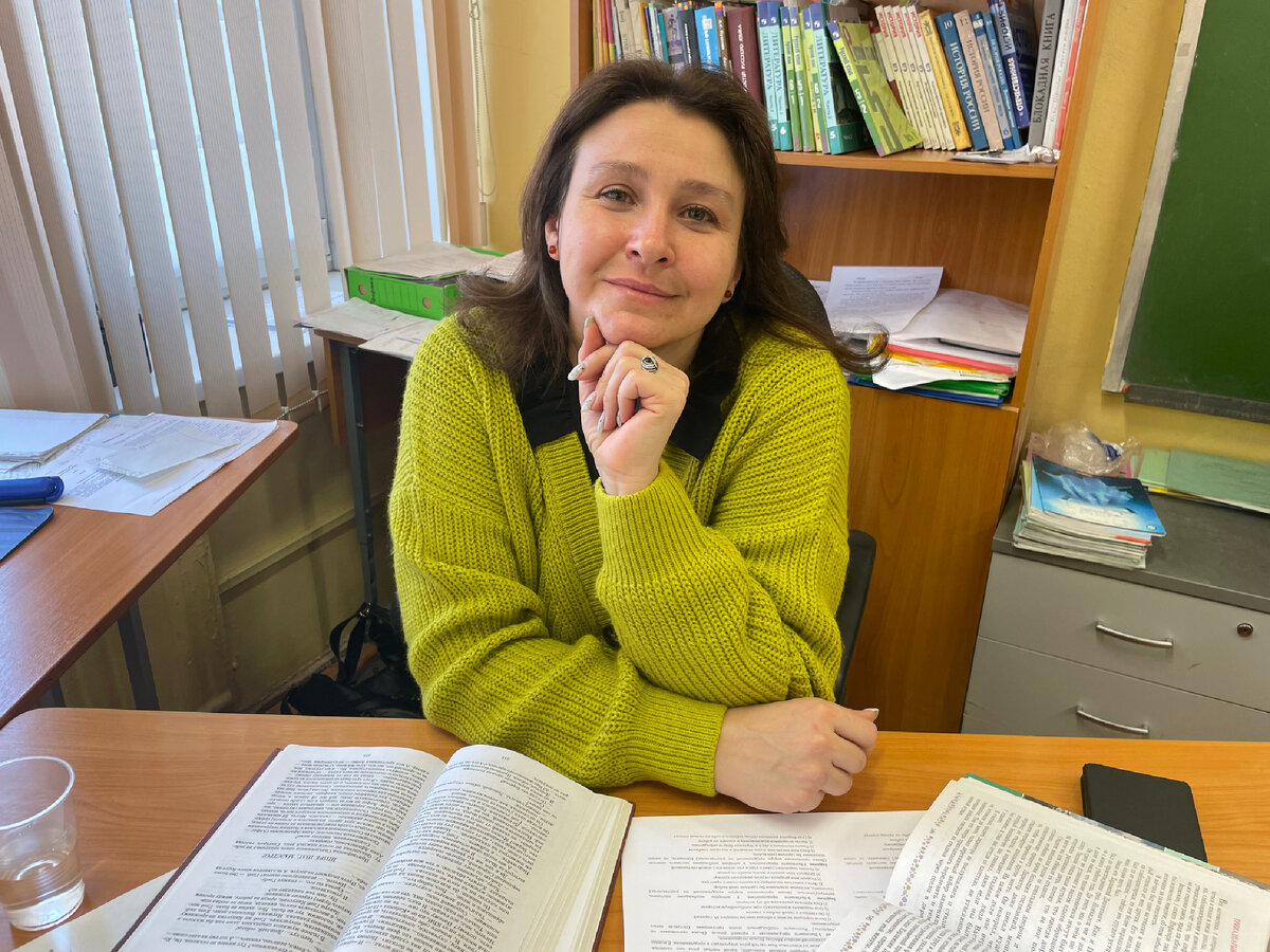 Елена Григорьевна по дороге в школу думает о чем- нибудь приятном, чтобы весь день работать с хорошим настроением.