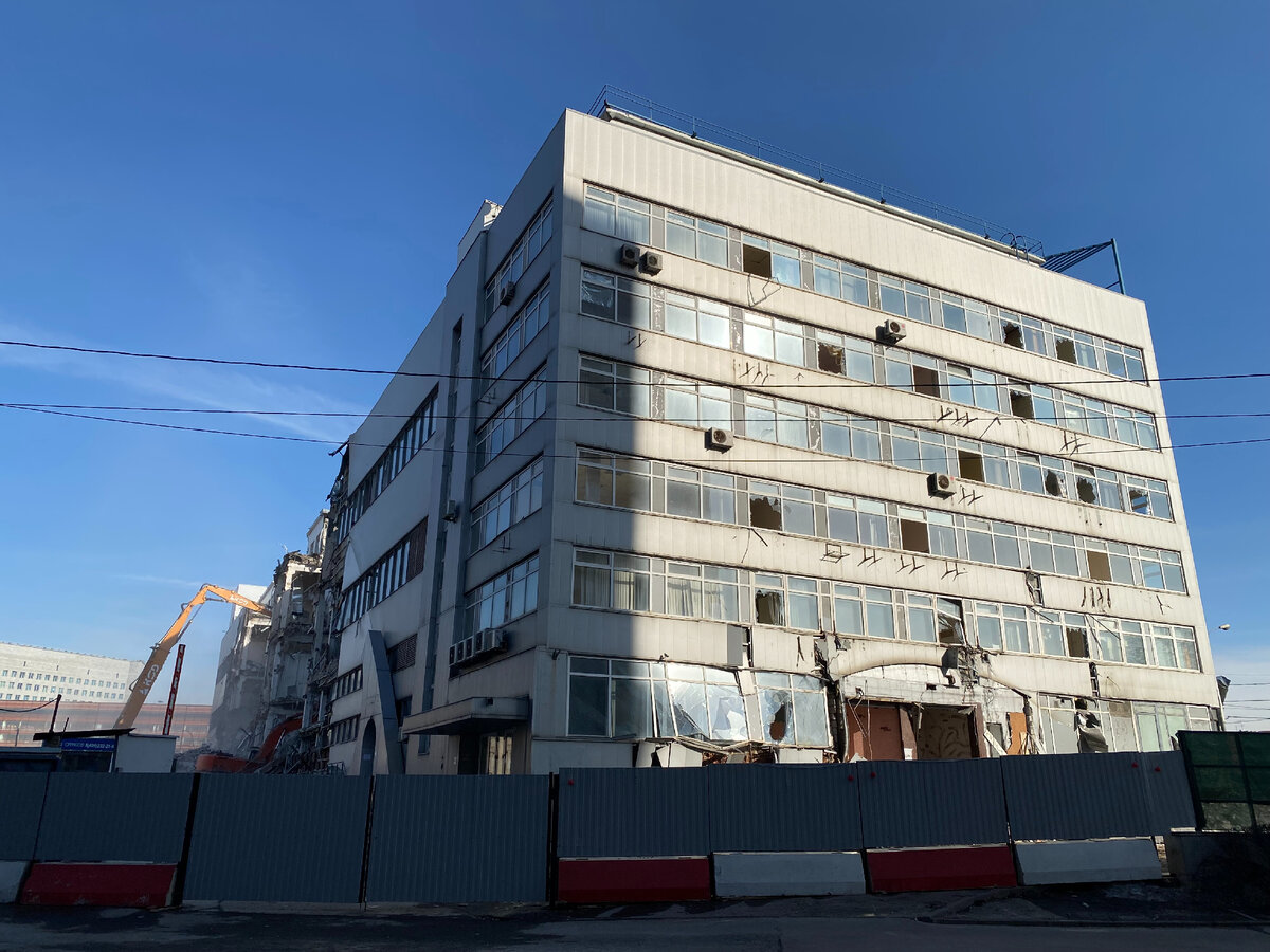 Пока ещё не тронутая часть здания со стороны Малой Тульской улицы