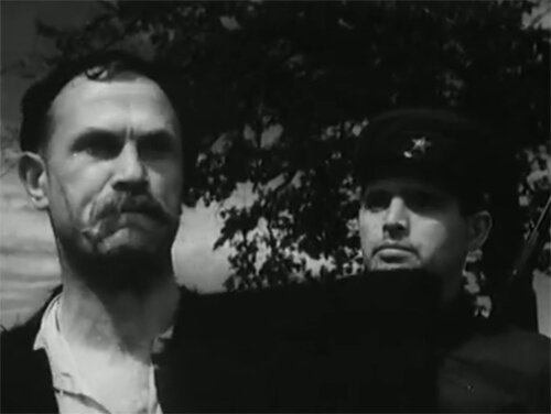 Легендарный герой Чапаев переплывает реку! Он, оказывается не убит, а благополучно доплыл до другого берега Урала. И живой его ординарец Петька накидывает ему бурку на плечи, подводит белого коня. И Чапай говорит красноармейцам на всех фронтах то, что может герой сказать тем, кому до героизма «четыре шага» Фильм вышел на экраны через 40 дней после нападения гитлеровцев.