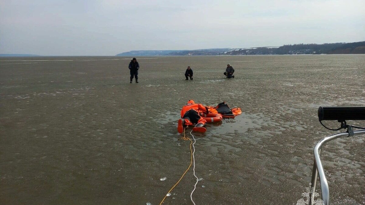     В Татарстане и ее столице местные жители продолжают отправляться на лед ради рыбалки или прогулки. В пресс-службе ГУ МЧС России по республике рассказали о некоторых случаях.