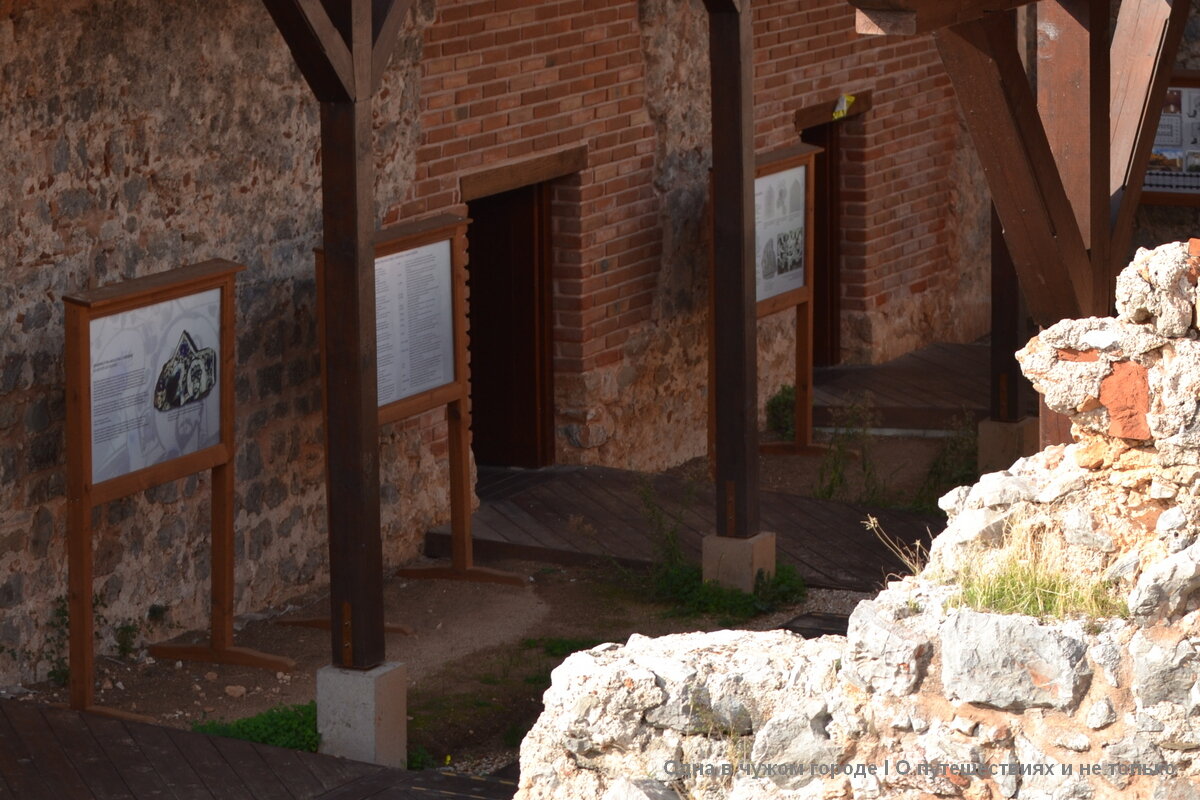 Я была в Ичкале в 2012 году, когда работы по исследованию и обустройству этого места были в самом начале и посмотреть там по сути кроме груд камней было еще нечего. Сейчас же оно представляет прекрасный парк-музей под открытым небом. 